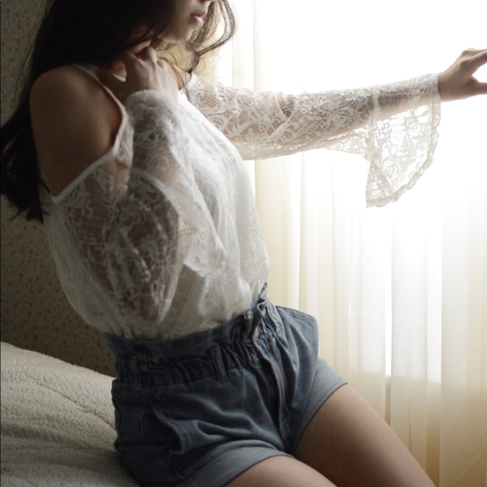 HOLLISTER LACE COLD SHOULDER